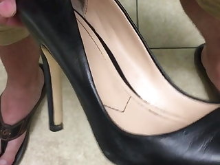 자위 Unloading my balls into coworker's black high heel