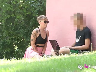 Blondínky 'Can I suck your cock?' Violeta looks for guys in a park