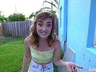 Dospívající Hot Teen Kat Gets Caught Sneaking Around the Back Yard