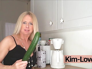 도 EXTREME HUGE CUCUMBER for a fit and Sexy German MILF! Gape!