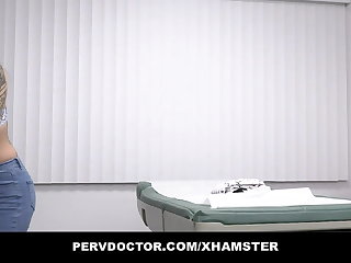 Médecin Pervert Doctor Fucks Teen With Glasses